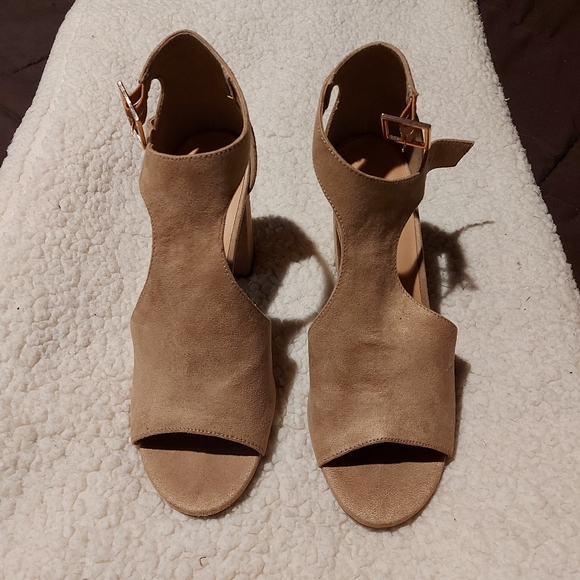 Le Chateau heels - Picture 2 of 3